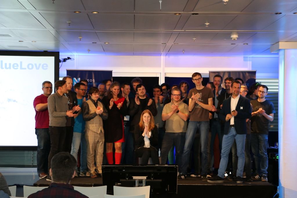 Picture of speakers, helping hands, organisers and Neos team on stage